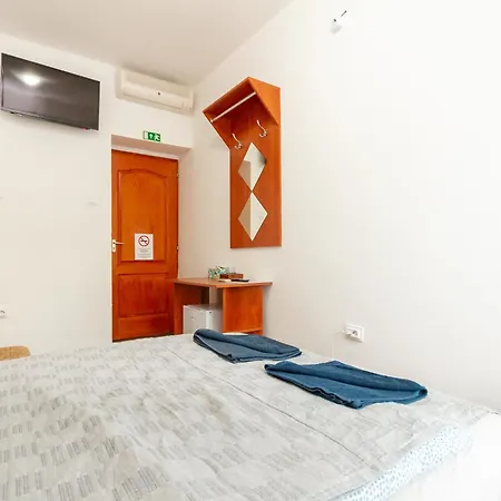 Kincső By Newave Pensión 3*